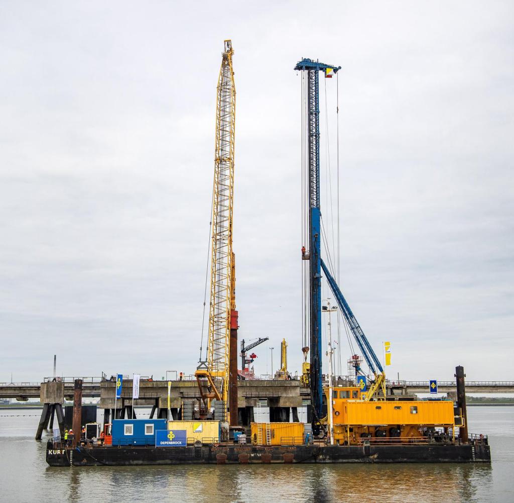 ARCHIVE - May 5th, 2022, Lower Saxony, Wilhelmshaven: The first ramming takes place at the future feeder for the FSRUs (floating Storage and Regasification Units) for the import of liquid gas for Germany.  The planning documents for the construction of a terminal for liquefied natural gas (LNG) in Wilhelmshaven can be viewed since Friday.  (to dpa "Documents for LNG terminal Wilhelmshaven can be viewed") Photo: Sina Schuldt/dpa +++ dpa picture radio +++