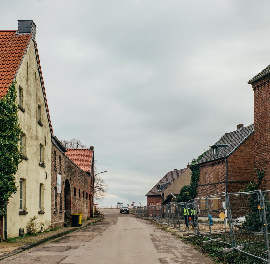 Lützerath in the Rhenish district: security guards guard the fence around the part of the village that will soon be dredged away