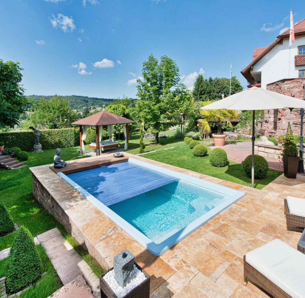 Splash until fall - pool with solar and air heating