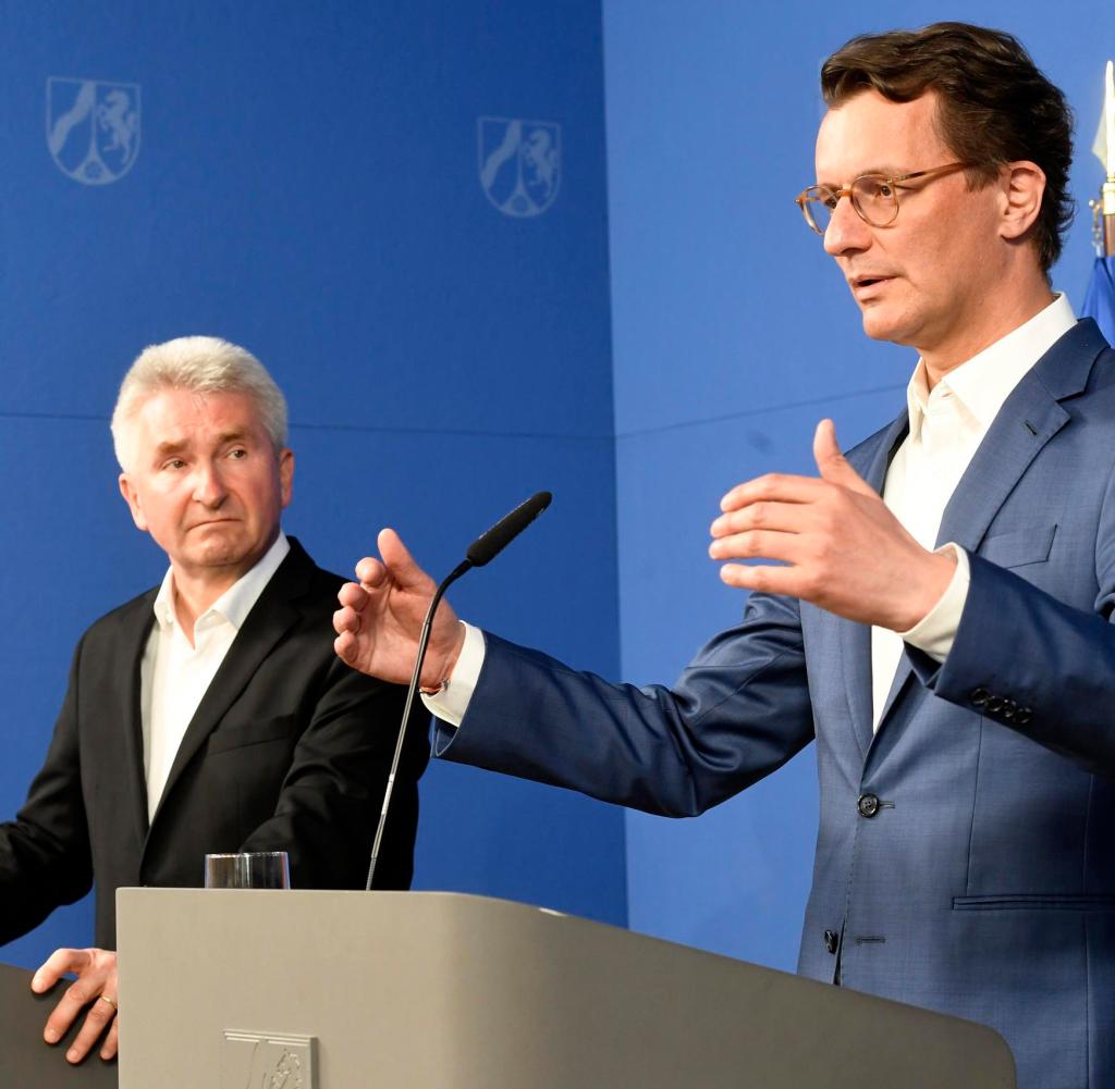 Hendrik Wüst (r, CDU), Prime Minister of North Rhine-Westphalia and Economics Minister Andreas Pinkwart (l, FDP), present the action plan at a press conference "Crisis-proof energy system" before