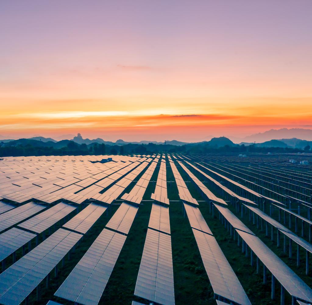 Was Deutschland plant, entspricht der Leistung von 215 Atomkraftwerken in Form von blau-schwarzen Solarpaneelen