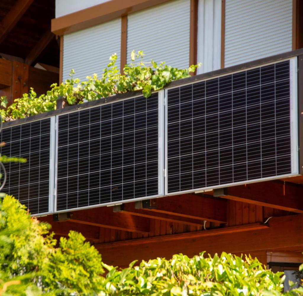 Balkonkraftwerk: Solarpaneele am Balkon eines Einfamilienhauses
