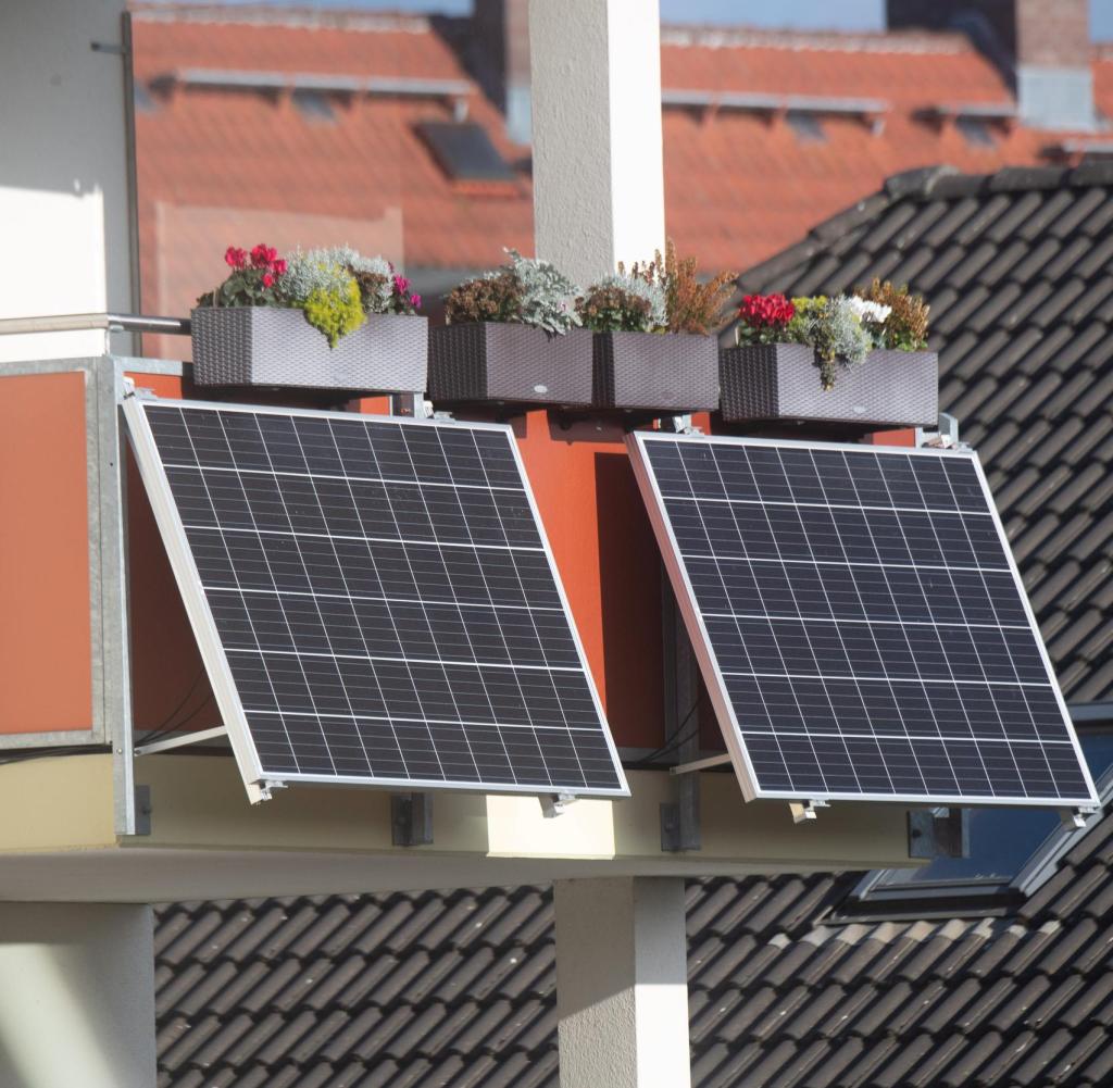 Solarmodule für ein sogenanntes Balkonkraftwerk hängen an einem Balkon. Ab Dienstag können Bürger in Mecklenburg-Vorpommern Anträge auf Förderung von sogenannten steckerfertigen Balkon-Photovoltaik-Anlagen stellen.