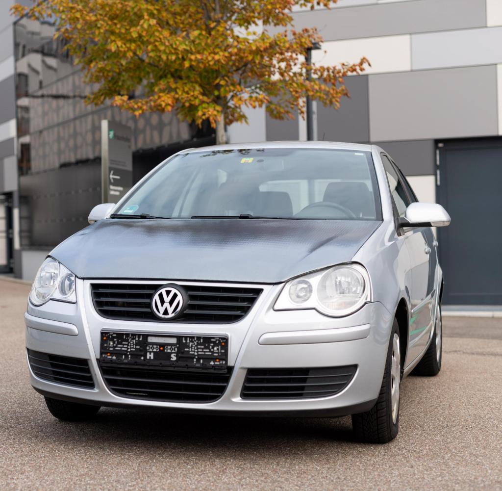 Ein Volkswagen Polo mit einer in Solarzellen gekleideten Motorhaube steht auf dem Gelände des Fraunhofer ISE. Forschende des Fraunhofer-Instituts für Solare Energiesysteme ISE integrierten im Rahmen zweier öffentlich geförderter Forschungsprojekte Solarzellen in die Blechmotorhaube eines Serienautos. Dabei passen sich die Zellen der Autofarbe sowie den Konturen des Blechs an. Ein Prototyp soll auf der IAA vorgestellt werden.