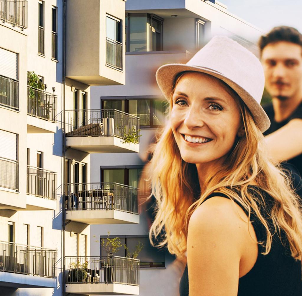 Bildkombo aus Reihe moderner Wohnhäuser und fröhlichen jungen Leuten auf einer Dachterrasse