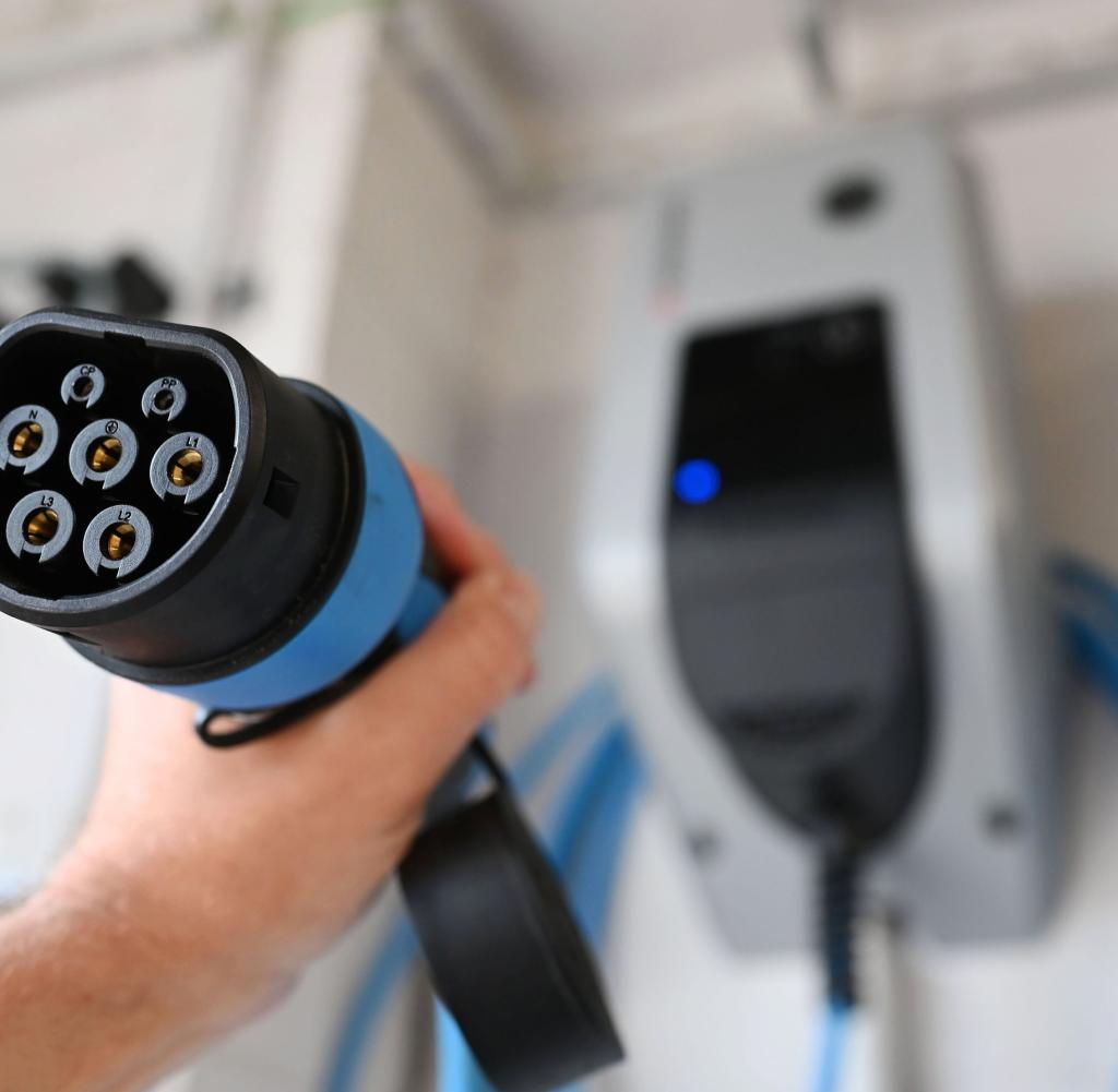 Der Ladestecker einer Wallbox. Das vom Bund geförderte Programm „Solarstrom für Elektroautos“ war schnell ausgebucht