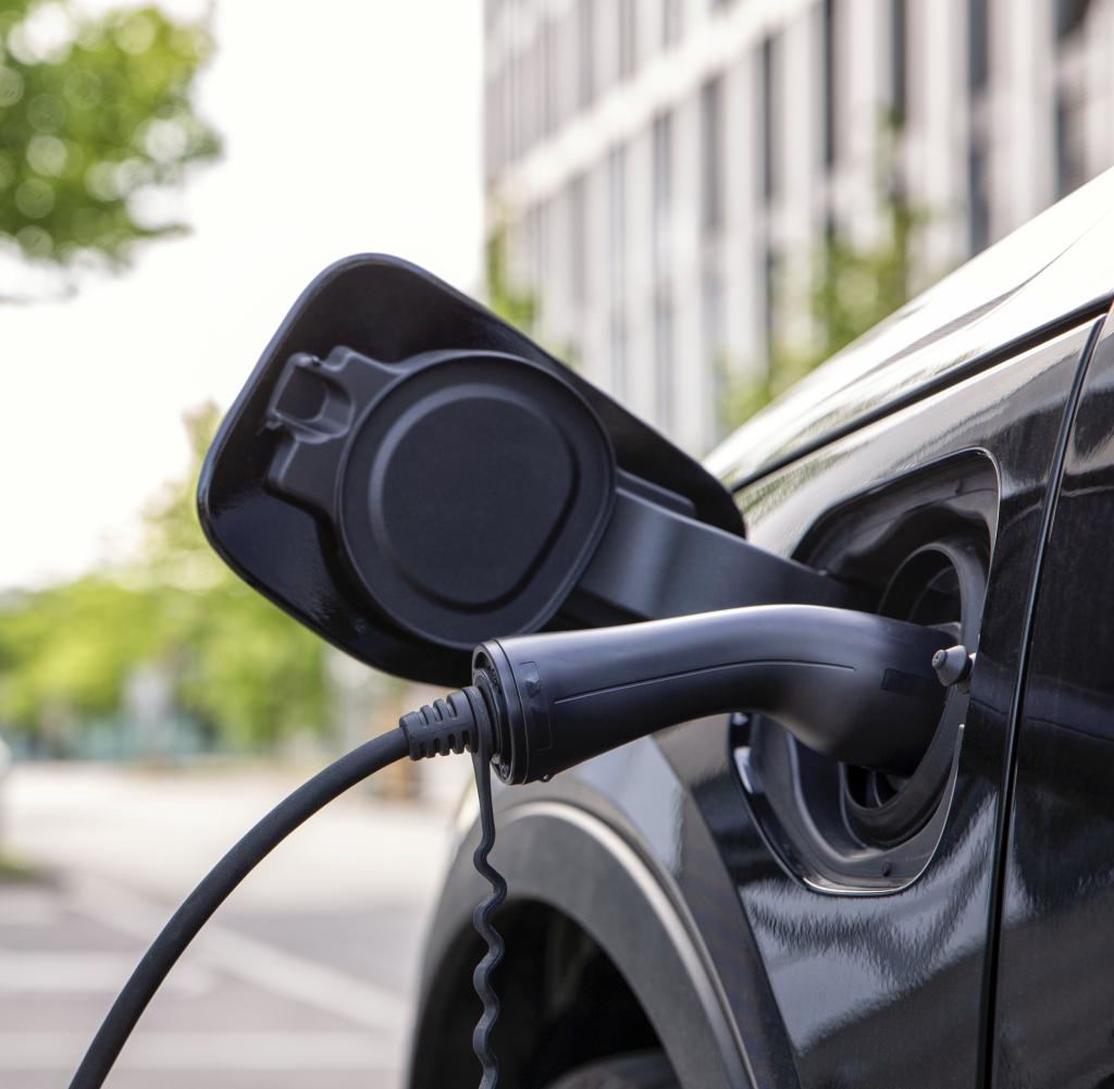 Mit der privaten Solaranlage das Elektroauto laden soll einfacher werden, die Bundesregierung beschloss kürzlich ein neues Förderprogramm