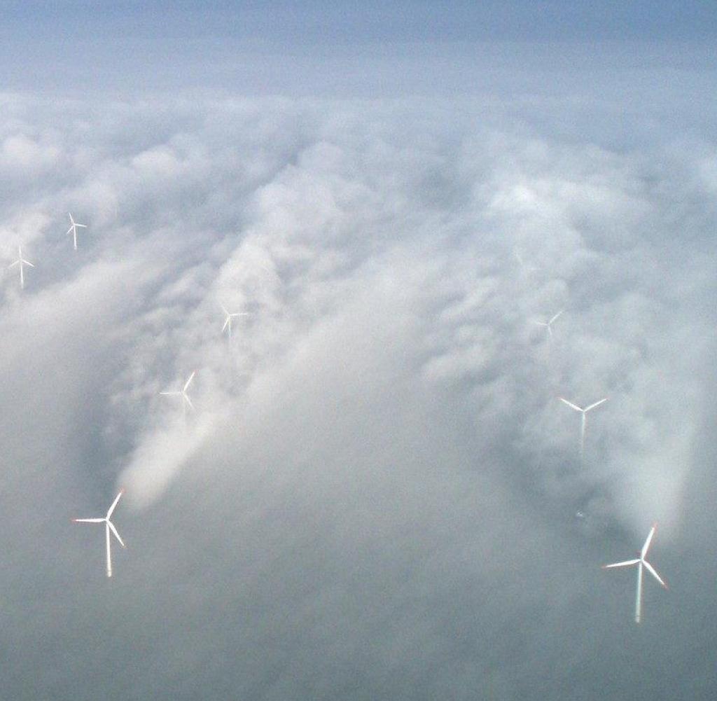 Windräder, hier im Horns Rev Park in der Nordsee vor der dänischen Küste, verändern die Strömung und Schichtung von Luft und Wasser bis zu hundert Kilometer weit