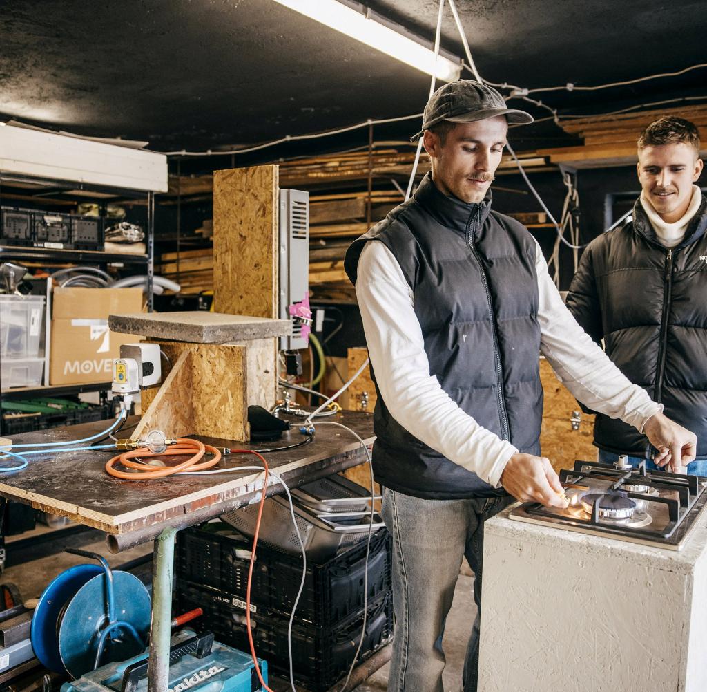 Mini-Biogasanlage der Ecomates: Valentin Grabmaier (l.) und Eric Bochert in ihrer Versuchswerkstatt in München