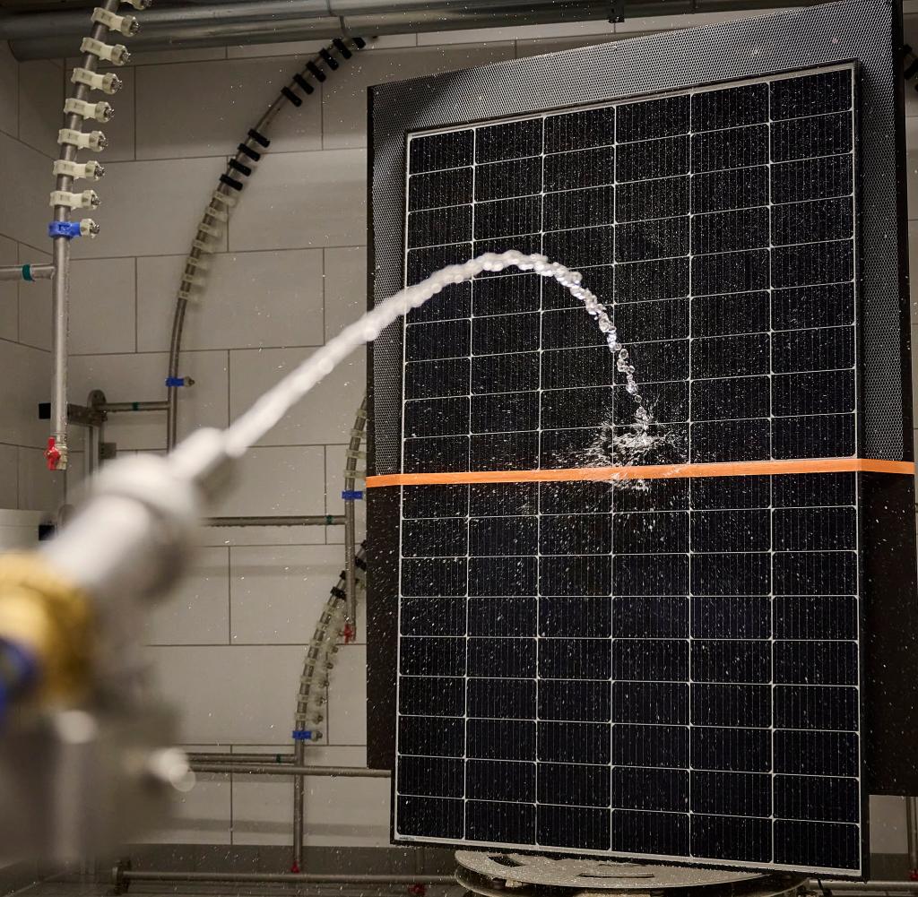 Ein Balkonkraftwerk wird auf Wasserverträglichkeit getestet