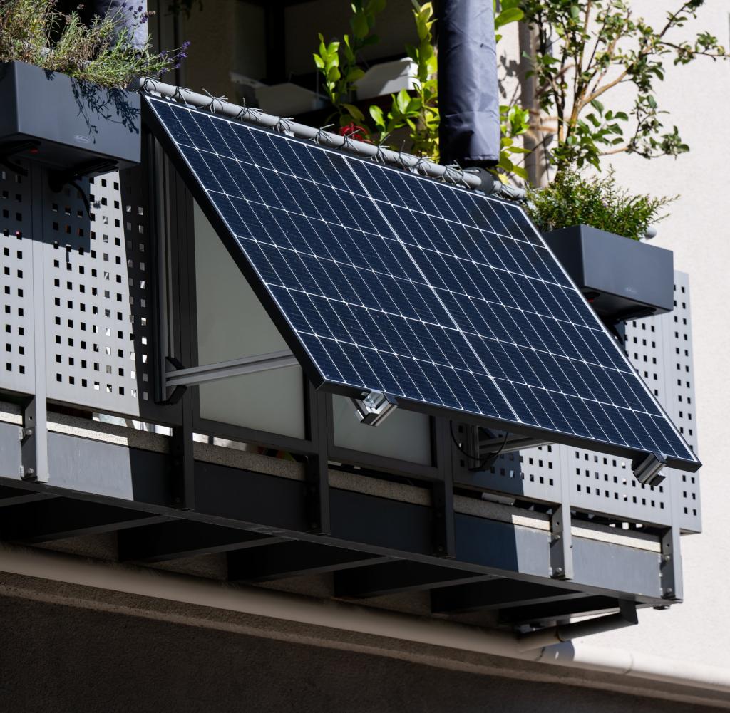 Mit einer Steckersolaranlage können Privatkunden ihren eigenen Strom erzeugen