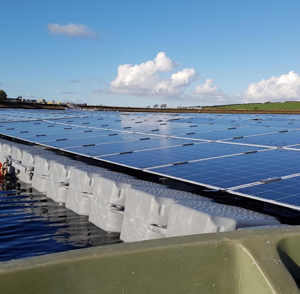 ACHTUNG: SPERRFRIST 4. JUNI 11:00 UHR. ACHTUNG: DIESER BEITRAG DARF NICHT VOR DER SPERRFRIST - ACHTUNG: DIESER BEITRAG DARF NICHT VOR DER SPERRFRIST, 4. JUNI, 11.00 UHR, VERÖFFENTLICHT WERDEN! EIN BRUCH DES EMBARGOS KÖNNTE DIE BERICHTERSTATTUNG ÜBER STUDIEN EMPFINDLICH EINSCHRÄNKEN. VERWENDUNG NUR IN ZUSAMMENHANG MIT DER STUDIE Photovoltaikanlage auf dem Langthwaite Reservoir (UK) Credit: Giles Exley Usage Restrictions: Single use in relation to this story only License: Original content Foto: Giles Exley