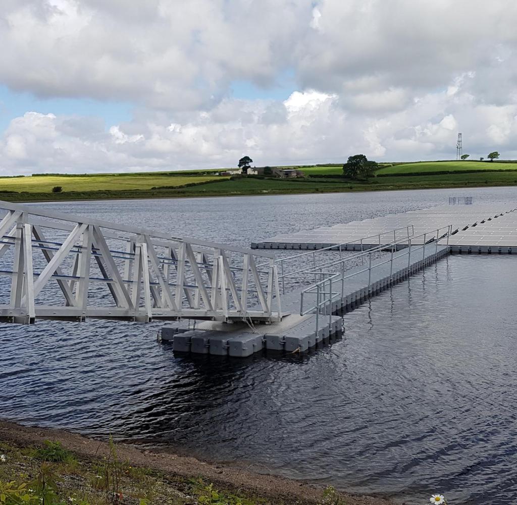 ACHTUNG: SPERRFRIST 4. JUNI 11:00 UHR. ACHTUNG: DIESER BEITRAG DARF NICHT VOR DER SPERRFRIST - ACHTUNG: DIESER BEITRAG DARF NICHT VOR DER SPERRFRIST, 4. JUNI, 11.00 UHR, VERÖFFENTLICHT WERDEN! EIN BRUCH DES EMBARGOS KÖNNTE DIE BERICHTERSTATTUNG ÜBER STUDIEN EMPFINDLICH EINSCHRÄNKEN. VERWENDUNG NUR IN ZUSAMMENHANG MIT DER STUDIE Photovoltaikanlage auf dem Langthwaite Reservoir (UK) Credit: Giles Exley Usage Restrictions: Single use in relation to this story only License: Original content Foto: Giles Exley