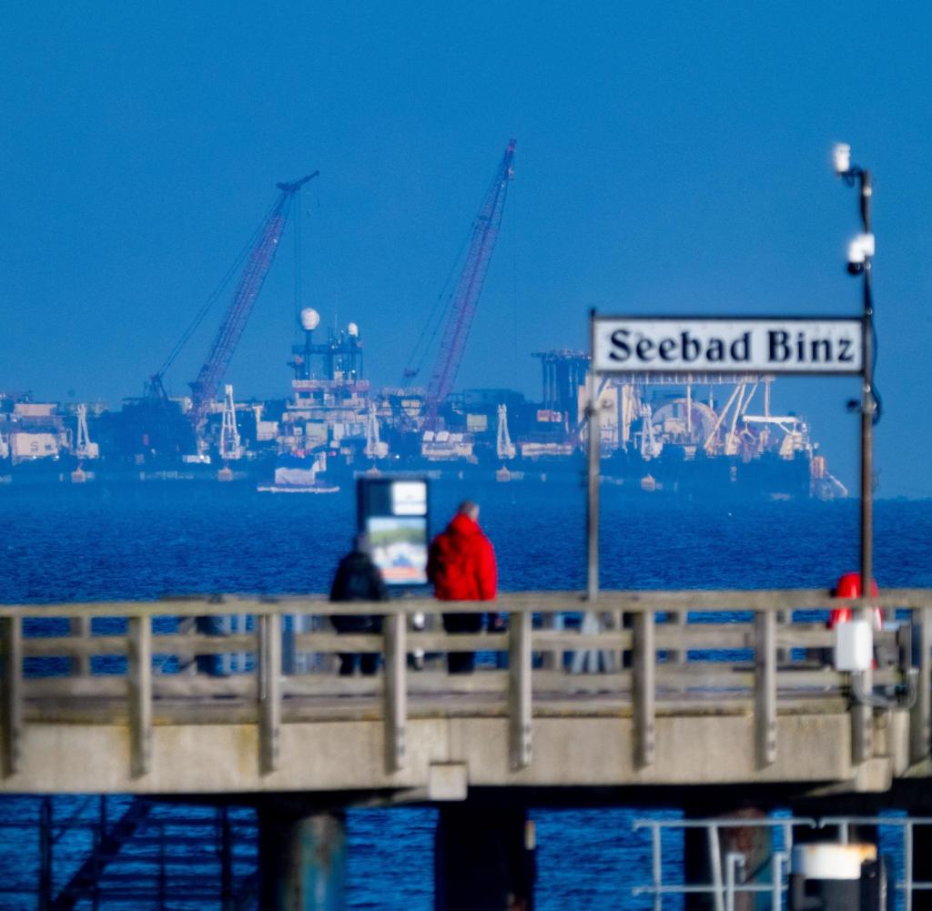 Vor Binz auf Rügen laufen noch die letzten Arbeiten für das LNG-Terminal