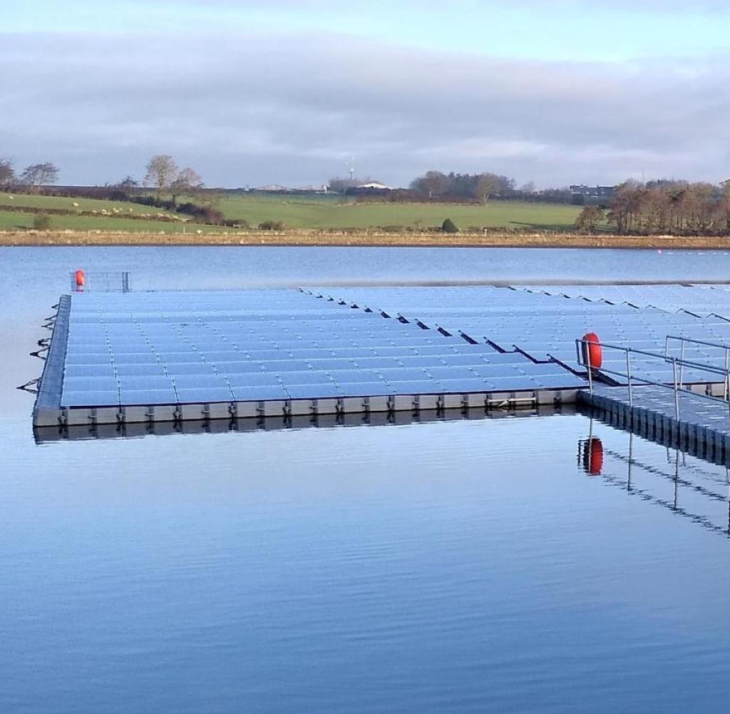 ACHTUNG: SPERRFRIST 4. JUNI 11:00 UHR. ACHTUNG: DIESER BEITRAG DARF NICHT VOR DER SPERRFRIST - ACHTUNG: DIESER BEITRAG DARF NICHT VOR DER SPERRFRIST, 4. JUNI, 11.00 UHR, VERÖFFENTLICHT WERDEN! EIN BRUCH DES EMBARGOS KÖNNTE DIE BERICHTERSTATTUNG ÜBER STUDIEN EMPFINDLICH EINSCHRÄNKEN. VERWENDUNG NUR IN ZUSAMMENHANG MIT DER STUDIE Photovoltaikanlage auf dem Langthwaite Reservoir (UK) Credit: Giles Exley Usage Restrictions: Single use in relation to this story only License: Original content Foto: Giles Exley